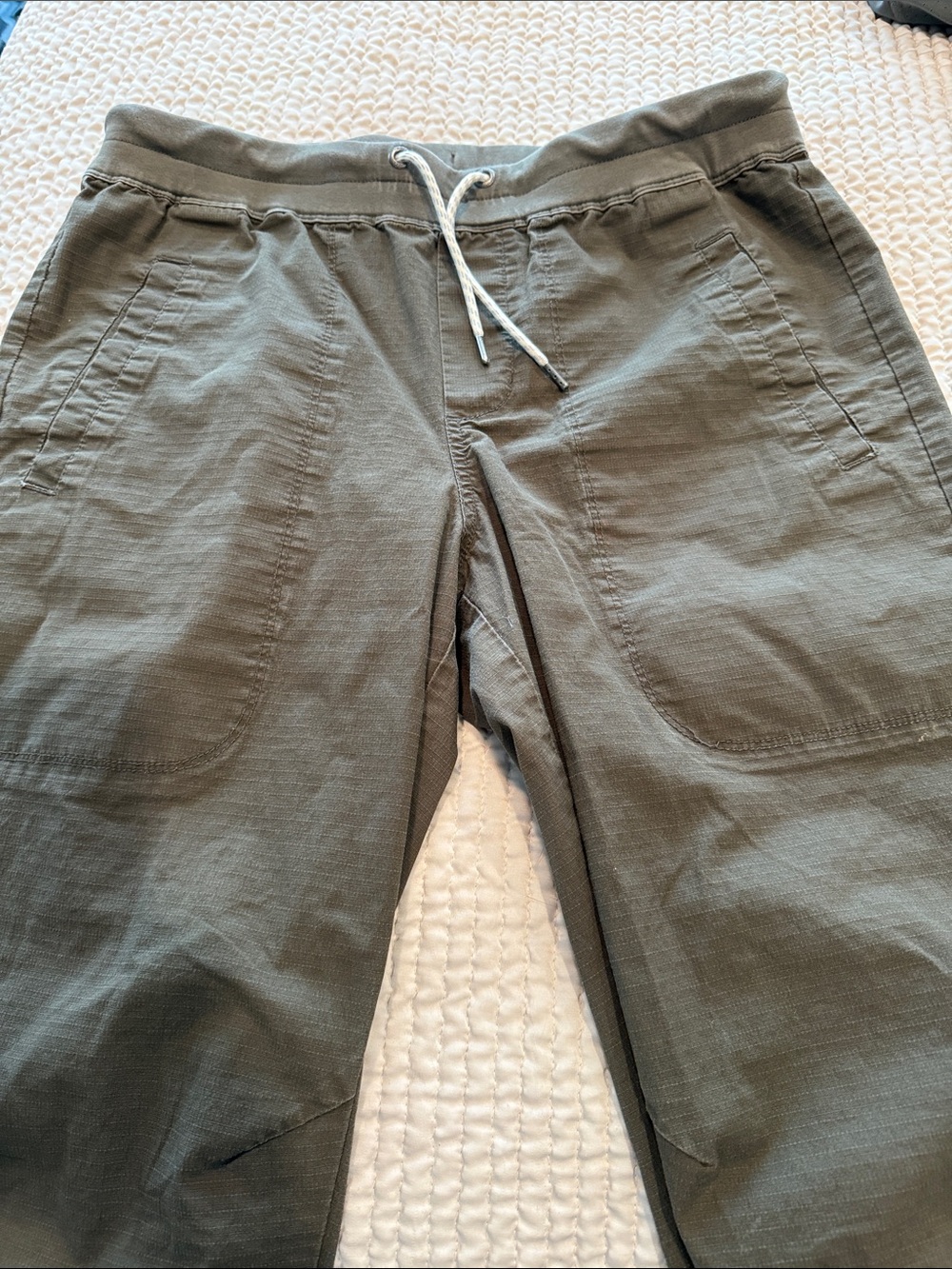 Vuori Olive Drawstring Joggers with Patch Pockets